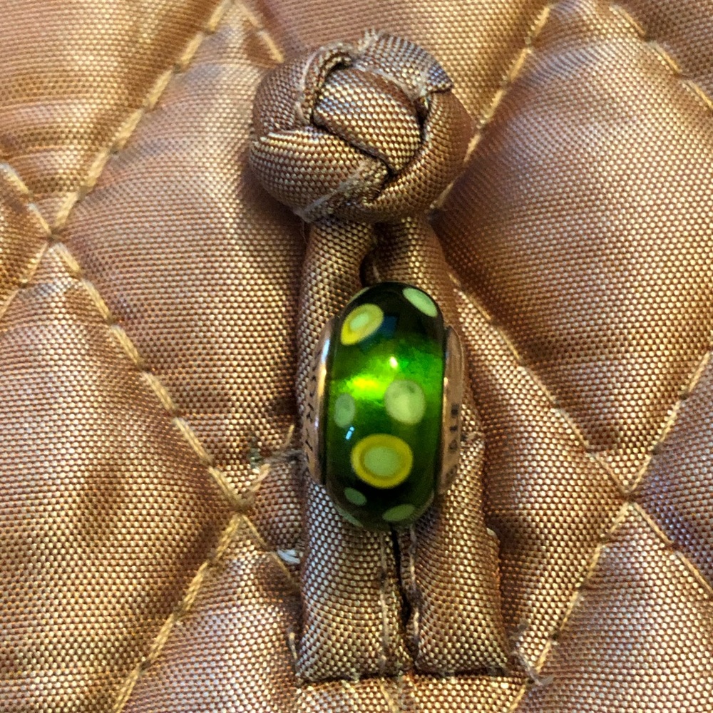 Retired Pandora Mariano glass bead